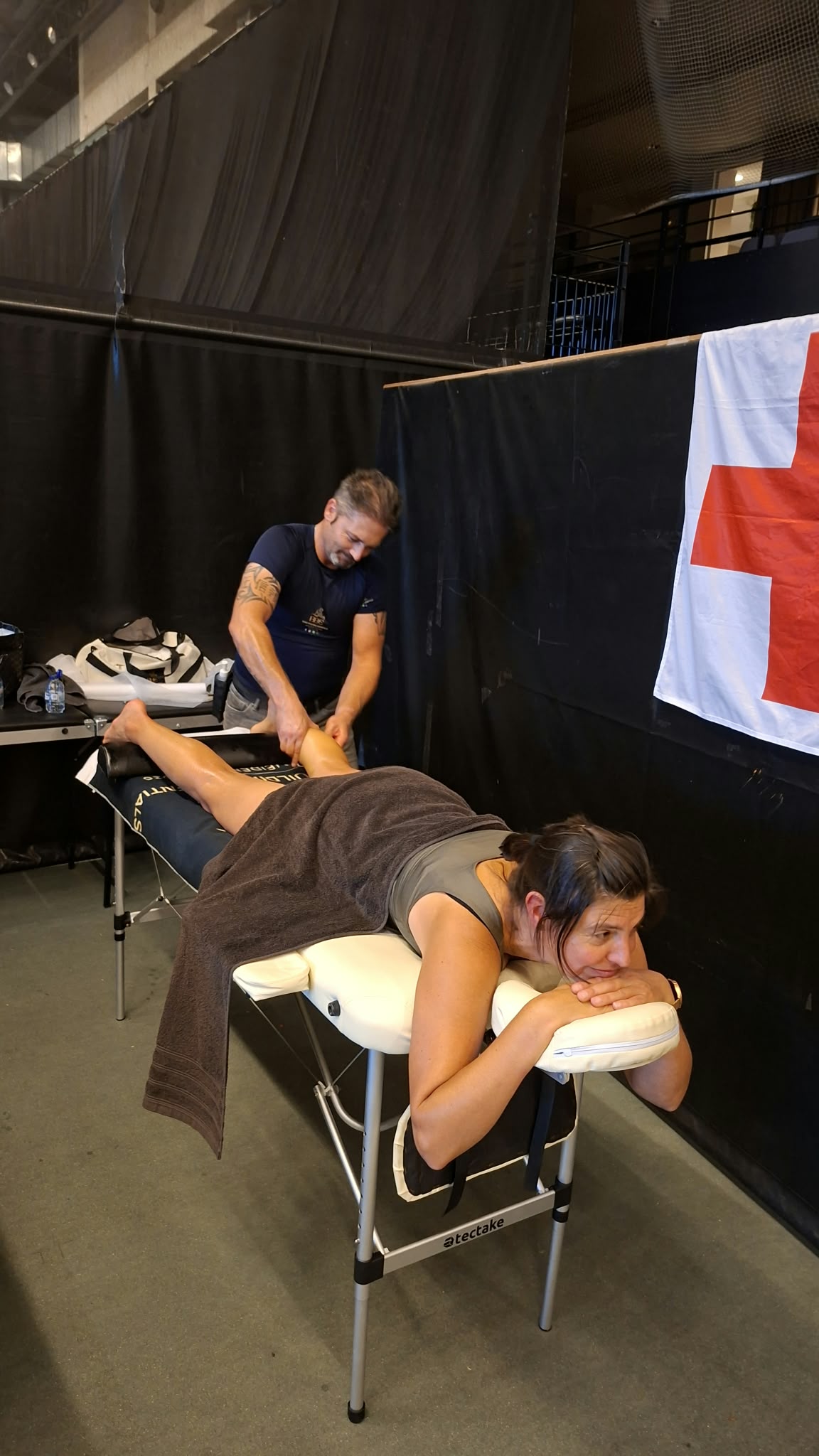 Kenneth geeft sportmassage tijdens een sportevenement
